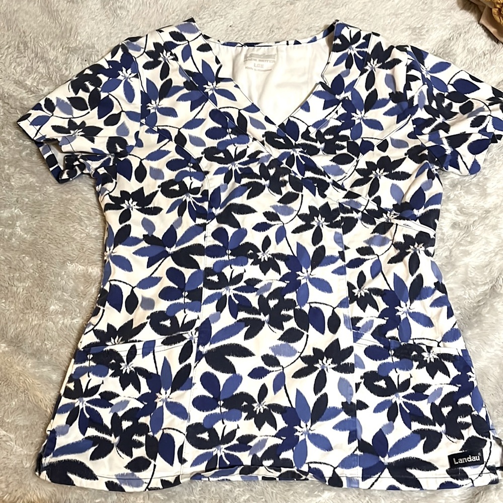 Scrub top size Large. High quality material, flattering fit, soft